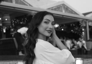 Elena Pieridou Instagram - Count your blessings, take none for granted 🌹