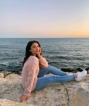 Elena Pieridou Instagram - «..τις ημέρες κολυμπούσαμε μέσα στις φωνές και τα χρώματα
Τα βράδυα ξαπλώναμε κάτω απ’ τα δέντρα και τα σύννεφα
Τις νύχτες ξυπνούσαμε για να τραγουδήσουμε
Ήταν τότε ο καιρός τρικυμία χαλασμός κόσμου
Και μονάχα ύστερα ησυχία
Αλλά εμείς πηγαίναμε χωρίς να μας εμποδίζει κανείς
Να σκορπάμε και να παίρνουμε χαρά
Από τους βράχους ως τα βουνά μάς οδηγούσε ο Γαλαξίας
Κι όταν έλειπε η θάλασσα ήταν κοντά ο Θεός..»
«Άλλοτε η θάλασσα» 
Γιώργος Σαραντάρης, 1939