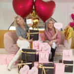 Elena Asimakopoulou Instagram - 💖Huge Valentine’s Giveaway💖 Τον Ωραιότερο διπλό Διαγωνισμό για του Αγίου Βαλεντίνου σας ετοιμάσαμε μαζί με την @emmanouela_make_up_artist για 6 Νικήτριες που θα κερδίσουν AirPods,Καλλυντικά από @emmanouela_cosmetics και Παπούτσια από @scarpiamo_by_elena !!! Ακολουθήστε σωστά τα παρακάτω βήματα!!!💖💖💖 💖Follow @scarpiamo_by_elena & @emmanouela_cosmetics 💖Tag 3 φίλες σας!!! 1η Νικήτρια AirPods Και απο την 2η έως και την 6η Νικήτρια Gift Box Heart από @emmanouela_cosmetics και Υποδήματα από @scarpiamo_by_elena !!! Λήξη διαγωνισμού 14/2!!! #hugevalentinesgiveaway #valentinesgiveaway #giveaway #emmanuelacosmetics #scarpiamobyelena