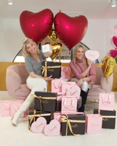 Elena Asimakopoulou Instagram - 💖Huge Valentine’s Giveaway💖 Τον Ωραιότερο διπλό Διαγωνισμό για του Αγίου Βαλεντίνου σας ετοιμάσαμε μαζί με την @emmanouela_make_up_artist για 6 Νικήτριες που θα κερδίσουν AirPods,Καλλυντικά από @emmanouela_cosmetics και Παπούτσια από @scarpiamo_by_elena !!! Ακολουθήστε σωστά τα παρακάτω βήματα!!!💖💖💖 💖Follow @scarpiamo_by_elena & @emmanouela_cosmetics 💖Tag 3 φίλες σας!!! 1η Νικήτρια AirPods Και απο την 2η έως και την 6η Νικήτρια Gift Box Heart από @emmanouela_cosmetics και Υποδήματα από @scarpiamo_by_elena !!! Λήξη διαγωνισμού 14/2!!! #hugevalentinesgiveaway #valentinesgiveaway #giveaway #emmanuelacosmetics #scarpiamobyelena