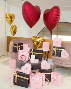 Elena Asimakopoulou Instagram - 💖Huge Valentine’s Giveaway💖 
Τον Ωραιότερο διπλό Διαγωνισμό για του Αγίου Βαλεντίνου σας ετοιμάσαμε μαζί με την @emmanouela_make_up_artist για 6 Νικήτριες που θα κερδίσουν AirPods,Καλλυντικά από @emmanouela_cosmetics και Παπούτσια από @scarpiamo_by_elena !!! Ακολουθήστε σωστά τα παρακάτω βήματα!!!💖💖💖 
 
💖Follow @scarpiamo_by_elena & 
@emmanouela_cosmetics 
💖Tag 3 φίλες σας!!! 

1η Νικήτρια AirPods 

Και απο την 2η έως και την 6η Νικήτρια Gift Box Heart από @emmanouela_cosmetics και Υποδήματα από  @scarpiamo_by_elena !!! Λήξη διαγωνισμού 14/2!!!

#hugevalentinesgiveaway #valentinesgiveaway #giveaway #emmanuelacosmetics #scarpiamobyelena