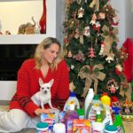 Elena Asimakopoulou Instagram - 🎁 ΔΙΑΓΩΝΙΣΜΟΣ 🎁 Ετοιμαζόμαστε σιγά σιγά για τα Χριστούγεννα και οργανώσαμε με την ΕΥΡΗΚΑ το ωραιότερο giveaway για κάθε σπίτι. 👉1ος τυχερός: 300 € δωροεπιταγή 👉Επόμενοι 4 τυχεροί: απορρυπαντικά ρούχων και χλωροκαθαριστικά μιας ολόκληρης χρονιάς* 1 κιβώτιο Εύρηκα Μασσαλίας 1,8L & 1 κιβώτιο Topine Gel Λεμόνι 1250 ml *Σύμφωνα με σχετική έρευνα Τι πρέπει να κάνεις; Follow @eurekahellas Κάνε tag τον/την αγαπημένο/η σου Διάρκεια διαγωνισμού: 14/12 – 21/12 Καλή επιτυχία! ✌️