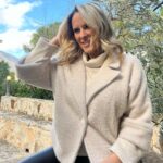 Elena Asimakopoulou Instagram - Δευτερούλα και Back to work,Back to school…..όλα μαζί….δεν ξέρω για εσας εμείς δυσκολευτήκαμε πολύ να ξυπνήσουμε σήμερα….μη κοιτάς τώρα που γελάω….έχω πιει και δυο τρεις καφέδες για να συνέλθω…. 😎😎😎 #backtoreality #backtowork #stasynora #filming #starchanneltv #outfitoftheday #enzzofashion