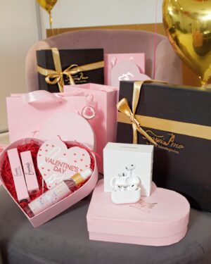 Elena Asimakopoulou Instagram - 💖Huge Valentine’s Giveaway💖 
Τον Ωραιότερο διπλό Διαγωνισμό για του Αγίου Βαλεντίνου σας ετοιμάσαμε μαζί με την @emmanouela_make_up_artist για 6 Νικήτριες που θα κερδίσουν AirPods,Καλλυντικά από @emmanouela_cosmetics και Παπούτσια από @scarpiamo_by_elena !!! Ακολουθήστε σωστά τα παρακάτω βήματα!!!💖💖💖 
 
💖Follow @scarpiamo_by_elena & 
@emmanouela_cosmetics 
💖Tag 3 φίλες σας!!! 

1η Νικήτρια AirPods 

Και απο την 2η έως και την 6η Νικήτρια Gift Box Heart από @emmanouela_cosmetics και Υποδήματα από  @scarpiamo_by_elena !!! Λήξη διαγωνισμού 14/2!!!

#hugevalentinesgiveaway #valentinesgiveaway #giveaway #emmanuelacosmetics #scarpiamobyelena
