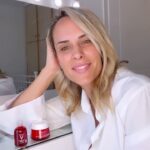 Elena Asimakopoulou Instagram – Πέρασε το καλοκαίρι,απολαύσαμε τον ήλιο και την θάλασσα αλλά κάποια σημάδια στο πρόσωπο μας έμειναν….ήρθε η ώρα λοιπόν να τα εξαφανίσουμε και να περιποιηθούμε την επιδερμίδα μας με τον Ορό και την Κρέμα Liftactiv Β3 της Vichy!!!
@vichylaboratoires #vichygreece #VichyLaboratoires #MEvsDARKSPOTS #darkspots #LIFTACTIV
#darkspotsserum #hyperpigmentation #hyperpigmentationtreatment