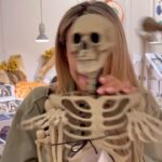 Elena Asimakopoulou Instagram – Το Halloween είναι σχεδόν εδώ! 🎃 Ελάτε να εξερευνήσουμε μαζί το αγαπημένο @athensmetromall ! 🧡 #athensmetromall #halloween #halloweenshoppers
