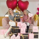 Elena Asimakopoulou Instagram - 💖Huge Valentine’s Giveaway💖 Τον Ωραιότερο διπλό Διαγωνισμό για του Αγίου Βαλεντίνου σας ετοιμάσαμε μαζί με την @emmanouela_make_up_artist για 6 Νικήτριες που θα κερδίσουν AirPods,Καλλυντικά από @emmanouela_cosmetics και Παπούτσια από @scarpiamo_by_elena !!! Ακολουθήστε σωστά τα παρακάτω βήματα!!!💖💖💖 💖Follow @scarpiamo_by_elena & @emmanouela_cosmetics 💖Tag 3 φίλες σας!!! 1η Νικήτρια AirPods Και απο την 2η έως και την 6η Νικήτρια Gift Box Heart από @emmanouela_cosmetics και Υποδήματα από @scarpiamo_by_elena !!! Λήξη διαγωνισμού 14/2!!! #hugevalentinesgiveaway #valentinesgiveaway #giveaway #emmanuelacosmetics #scarpiamobyelena
