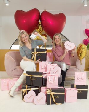Elena Asimakopoulou Instagram - 💖Huge Valentine’s Giveaway💖 
Τον Ωραιότερο διπλό Διαγωνισμό για του Αγίου Βαλεντίνου σας ετοιμάσαμε μαζί με την @emmanouela_make_up_artist για 6 Νικήτριες που θα κερδίσουν AirPods,Καλλυντικά από @emmanouela_cosmetics και Παπούτσια από @scarpiamo_by_elena !!! Ακολουθήστε σωστά τα παρακάτω βήματα!!!💖💖💖 
 
💖Follow @scarpiamo_by_elena & 
@emmanouela_cosmetics 
💖Tag 3 φίλες σας!!! 

1η Νικήτρια AirPods 

Και απο την 2η έως και την 6η Νικήτρια Gift Box Heart από @emmanouela_cosmetics και Υποδήματα από  @scarpiamo_by_elena !!! Λήξη διαγωνισμού 14/2!!!

#hugevalentinesgiveaway #valentinesgiveaway #giveaway #emmanuelacosmetics #scarpiamobyelena