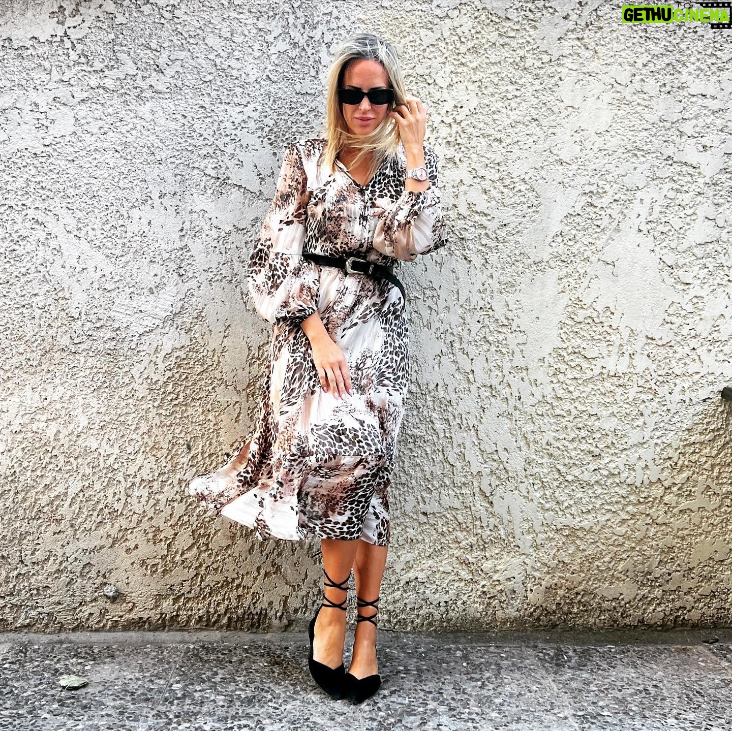 Elena Asimakopoulou Instagram - 1 or 2??? 😉 #animalprint #dress #enzzofashion #outfitoftheday #balerinas #scarpiamobyelena