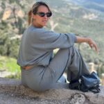 Elena Asimakopoulou Instagram - Η τελευταία φορά που ήρθα στους Δελφούς ήταν στην ηλικία της κόρης μου…προσπάθησα να μεταλαμπαδεύσω τις γνώσεις μου αλλά τελικά διαπίστωσα πως εκείνη θυμόταν περισσότερα από εμένα καθώς τα είχε διδαχθεί πρόσφατα και με εντυπωσίασε! Τελικά αυτή η εκδρομή μάλλον έμαθε περισσότερα σε εμένα παρά σε εκείνη….😜😜😜 #trip #delfous #delfousaraxova #wewkend #weekendvibes #arachova #meandyou