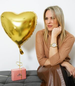 Elena Asimakopoulou Instagram - 🌟Valentine’s Giveaway🌟 
Έτσι για να ξεκινήσει ωραία το Σαββατοκύριακο μας κορίτσια!!! 
🌟Μόνο με ένα Follow @makris_kosmimata 
παίρνετε μέρος στον διαγωνισμό για αυτό το καταπληκτικό ρολόι Festina!!! 
Τετάρτη 14/2 θα βγάλω την νικήτρια!!!💖💖💖 

#giveaway #makriskosmimata