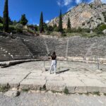 Elena Asimakopoulou Instagram - Η τελευταία φορά που ήρθα στους Δελφούς ήταν στην ηλικία της κόρης μου…προσπάθησα να μεταλαμπαδεύσω τις γνώσεις μου αλλά τελικά διαπίστωσα πως εκείνη θυμόταν περισσότερα από εμένα καθώς τα είχε διδαχθεί πρόσφατα και με εντυπωσίασε! Τελικά αυτή η εκδρομή μάλλον έμαθε περισσότερα σε εμένα παρά σε εκείνη….😜😜😜 #trip #delfous #delfousaraxova #wewkend #weekendvibes #arachova #meandyou