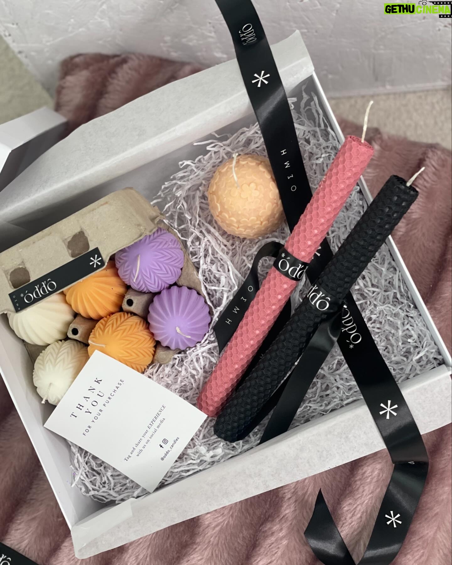 Elena Asimakopoulou Instagram - 🐣EASTER GIVEAWAY🐣 Express Πασχαλινός Διαγωνισμός από @oddo_candles by @dimitris__maziotis σε 5 Νικητές για τα δώρα της τελευταίας στιγμής,του Νονού και όχι μόνο!!! 🐣Μόνο με ένα FOLLOW σε @oddo_candles & @dimitris__maziotis και ένα like στο Post Κλήρωση τυχερών την Μ.Τετάρτη ! 1ος νικητής : Mega Box αξίας 120€ με αρωματικά κεριά σε αυγοθήκη,ένα κερί αυγό αρωματικό μεγάλο , ένα αρωματικό κερί 100% σόγιας 170gr και ένα σετ λαμπάδες . 2ος νικητής :Gift Box αξίας 85€ με αρωματικά κεριά σε αυγοθήκη,ένα κερί αυγό αρωματικό μεγάλο και ένα σετ λαμπάδες . 3ος νικητής : Gift Box αξίας 55€ με 2 αρωματικά κεριά σε σχήμα αυγού ,ένα κερί αυγό αρωματικό μεγάλο και μια λαμπάδα. 4ος νικητής : Gift Box αξίας 40€ με 3 αρωματικά κεριά σε σχήμα αυγού και μια λαμπάδα . 5ος νικητής : Ένα σετ με δυο λαμπάδες αξίας 30€ #eastergiveaway #oddocandles