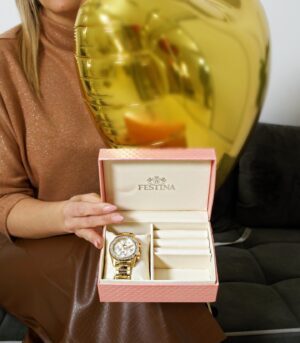 Elena Asimakopoulou Instagram - 🌟Valentine’s Giveaway🌟 
Έτσι για να ξεκινήσει ωραία το Σαββατοκύριακο μας κορίτσια!!! 
🌟Μόνο με ένα Follow @makris_kosmimata 
παίρνετε μέρος στον διαγωνισμό για αυτό το καταπληκτικό ρολόι Festina!!! 
Τετάρτη 14/2 θα βγάλω την νικήτρια!!!💖💖💖 

#giveaway #makriskosmimata