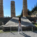 Elena Asimakopoulou Instagram - Η τελευταία φορά που ήρθα στους Δελφούς ήταν στην ηλικία της κόρης μου…προσπάθησα να μεταλαμπαδεύσω τις γνώσεις μου αλλά τελικά διαπίστωσα πως εκείνη θυμόταν περισσότερα από εμένα καθώς τα είχε διδαχθεί πρόσφατα και με εντυπωσίασε! Τελικά αυτή η εκδρομή μάλλον έμαθε περισσότερα σε εμένα παρά σε εκείνη….😜😜😜 #trip #delfous #delfousaraxova #wewkend #weekendvibes #arachova #meandyou