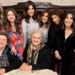 Elena Asimakopoulou Instagram - Όσο εσείς ετοιμάζετε το χριστουγεννιάτικο σας τραπέζι, εμείς στο γνωστό σπίτι, στη γνωστή τραπεζαρία, καταστρώνουμε νέα σχέδια…😉 Χρόνια πολλα και καλές γιορτές σε όλους…τα λέμε με νέα επεισόδια @stasynora από το νέο έτος στο @starchanneltv ❤️🎄 #stasynora #starchanneltv