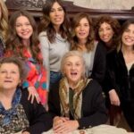Elena Asimakopoulou Instagram - Όσο εσείς ετοιμάζετε το χριστουγεννιάτικο σας τραπέζι, εμείς στο γνωστό σπίτι, στη γνωστή τραπεζαρία, καταστρώνουμε νέα σχέδια…😉 Χρόνια πολλα και καλές γιορτές σε όλους…τα λέμε με νέα επεισόδια @stasynora από το νέο έτος στο @starchanneltv ❤️🎄 #stasynora #starchanneltv