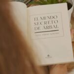 Elena Furiase Instagram - Te invito a que descubras mi primera novela de fantasía juvenil. 📖🧌 🔵Disponible en librerías y puntos de venta como: El corte inglés, Fnac, La casa del libro… 🎄Y si lo quieres con dedicatoria personalizada, mándanos un mensaje privado a la cuenta @el_mundo_secreto_de_arbal Estas navidades disfruta de la magia ✨ y la lectura con “El mundo secreto de Árbal” 🎥 : @mielsierra , gracias siempre 🙏🏽 🖌️ilustraciones de mi querida: @bluesoul_magic ********************************* @muchoartemanagement @sofiapedroche …………….. @editorialcirculorojo