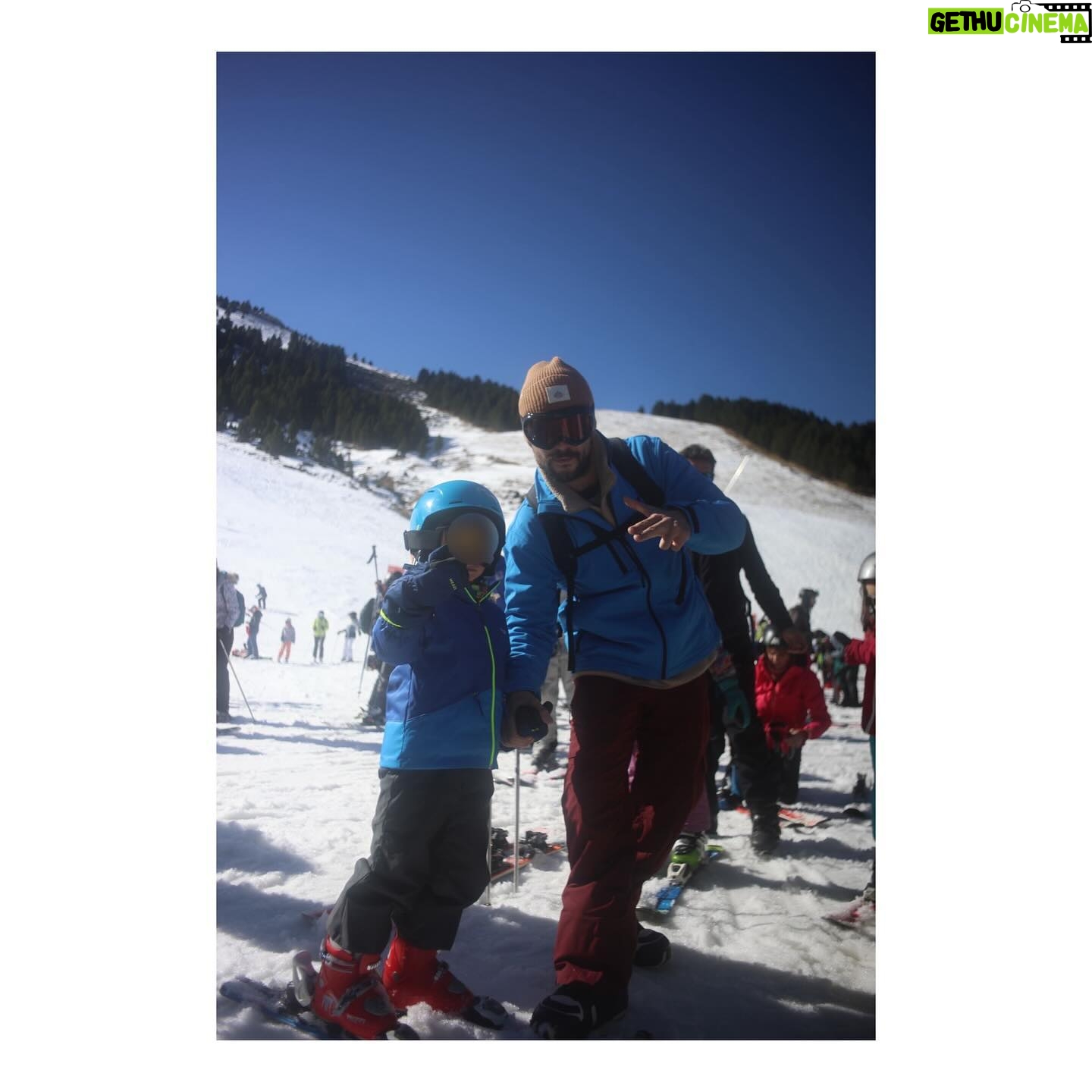 Elena Furiase Instagram - Este fin de semana ha sido la primera vez de muchos… la primera vez de Noah en la montaña, la primera vez de Nala en la nieve, mi primera vez en un ambiente de esquí, la primera vez de Gonzalo esquiando con hijos…😅 y por supuesto no podíamos dejar de visitar a la “Pilarica” porque sin ser yo muy devota de vírgenes y santos, esta es especial… al menos para nosotros. Además nada me gusta más arquitectónicamente que una basílica, iglesia, o catedral…¡Qué suerte de familia la que me ha tocado…! 1.Nala observando el agua, que es lo que MÁS le gusta😂 y yo enloquecida con la montaña del fondo. 2. Noah y Papá… “snowrules” 🤙🏽 3.Por mucha nieve que hubiese… donde haya unas buenas piedras…🤔 media hora estuvimos tirando piedritas 4. Preparado, listo…? 5 y 6. Noah en plena acción siempre bajo la mirada de su “palino” @mielsierra y toda la retaguardia familiar que llevaba detrás 🫡 7. Unas buenas migas, “pa ellos” por qué a mí mucho… no me gustan..☹️ 8. La guinda del pastel! #familytrip