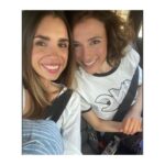 Elena Furiase Instagram - Hoy se termina de cerrar el círculo, la serie Mía es la venganza llega a su fin. Una serie que empezó en el caos y continuó en él hasta el fin de sus días; una serie a la que le faltó cariño y paciencia por parte de algunos, y a la que le sobró dedicación y esfuerzo por parte de otros. Se hizo lo que se pudo, o lo que nos dejaron, mejor dicho… gracias @juanleoncasting , @yosoychos y @nurietarucord por regalarme a Lucía, que me ha enseñado a ver la vida desde su perspectiva y muy lejos de la oscuridad que muchos creen. Gracias @alea_media y @aurora__guerra por confiar; a @jorge_coach por pulirnos cada mañana, y a todo el equipo que lo hacía posible!🙏🏽 y a mis tres ✨ @muchoartemanagement @sofiapedroche @ainhoaa.hernandez Pisar aquel plató cada día era un gusto, uno de los buenos. Fuimos una familia en la que podíamos andar descalzos por casa, y todos los días en vez de “holas” había abrazos. Sin duda de los mejores equipos con los que he trabajado y que, tened por seguro, os llevaré en mi corazón. 🥂Por la jefa, @lydiabosch 🧡, por toda esa gente que ha estado tarde tras tarde dándonos su audiencia y su apoyo,por mí, y por supuesto por todos mis compañer@s, os quiero. Mía es la venganza 🎬