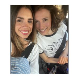 Elena Furiase Instagram - Hoy se termina de cerrar el círculo, la serie Mía es la venganza llega a su fin. Una serie que empezó en el caos y continuó en él hasta el fin de sus días; una serie a la que le faltó cariño y paciencia por parte de algunos, y a la que le sobró dedicación y esfuerzo por parte de otros. Se hizo lo que se pudo, o lo que nos dejaron, mejor dicho… gracias @juanleoncasting , @yosoychos y @nurietarucord por regalarme a Lucía, que me ha enseñado a ver la vida desde su perspectiva y muy lejos de la oscuridad que muchos creen. Gracias @alea_media  y @aurora__guerra por confiar; a @jorge_coach por pulirnos cada mañana, y a todo el equipo que lo hacía posible!🙏🏽 y a mis tres ✨ @muchoartemanagement @sofiapedroche @ainhoaa.hernandez 
Pisar aquel plató cada día era un gusto, uno de los buenos. Fuimos una familia en la que podíamos andar descalzos por casa, y todos los días en vez de “holas” había abrazos. Sin duda de los mejores equipos con los que he trabajado y que, tened por seguro, os llevaré en mi corazón. 🥂Por la jefa, @lydiabosch 🧡, por toda esa gente que ha estado tarde tras tarde dándonos su audiencia y su apoyo,por mí, y por supuesto por todos mis compañer@s, os quiero. 

Mía es la venganza 🎬