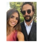 Elena Furiase Instagram – Hace 6 años una nochebuena, en Barcelona, este señor que tengo al lado me robó un beso. Yo estaba bastante mal por motivos de la vida, y ese beso me salvó. Así que aquí sigo, ligada a ese beso, celebrando cada día, cada minuto, cada segundo que paso a tu lado. Te quiero tanto @gonzalos.g feliz aniversario. 
(Sí, celebramos dos, el de boda y el de vida) ❤️🙌🏽
Será por eso que me gusta tanto la nochebuena…
