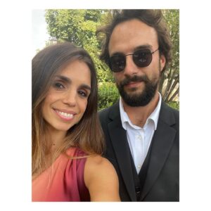 Elena Furiase Instagram - Hace 6 años una nochebuena, en Barcelona, este señor que tengo al lado me robó un beso. Yo estaba bastante mal por motivos de la vida, y ese beso me salvó. Así que aquí sigo, ligada a ese beso, celebrando cada día, cada minuto, cada segundo que paso a tu lado. Te quiero tanto @gonzalos.g feliz aniversario. 
(Sí, celebramos dos, el de boda y el de vida) ❤️🙌🏽
Será por eso que me gusta tanto la nochebuena…