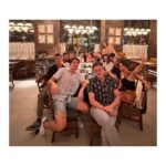 Elena Furiase Instagram - Hoy se termina de cerrar el círculo, la serie Mía es la venganza llega a su fin. Una serie que empezó en el caos y continuó en él hasta el fin de sus días; una serie a la que le faltó cariño y paciencia por parte de algunos, y a la que le sobró dedicación y esfuerzo por parte de otros. Se hizo lo que se pudo, o lo que nos dejaron, mejor dicho… gracias @juanleoncasting , @yosoychos y @nurietarucord por regalarme a Lucía, que me ha enseñado a ver la vida desde su perspectiva y muy lejos de la oscuridad que muchos creen. Gracias @alea_media y @aurora__guerra por confiar; a @jorge_coach por pulirnos cada mañana, y a todo el equipo que lo hacía posible!🙏🏽 y a mis tres ✨ @muchoartemanagement @sofiapedroche @ainhoaa.hernandez Pisar aquel plató cada día era un gusto, uno de los buenos. Fuimos una familia en la que podíamos andar descalzos por casa, y todos los días en vez de “holas” había abrazos. Sin duda de los mejores equipos con los que he trabajado y que, tened por seguro, os llevaré en mi corazón. 🥂Por la jefa, @lydiabosch 🧡, por toda esa gente que ha estado tarde tras tarde dándonos su audiencia y su apoyo,por mí, y por supuesto por todos mis compañer@s, os quiero. Mía es la venganza 🎬
