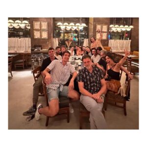 Elena Furiase Instagram - Hoy se termina de cerrar el círculo, la serie Mía es la venganza llega a su fin. Una serie que empezó en el caos y continuó en él hasta el fin de sus días; una serie a la que le faltó cariño y paciencia por parte de algunos, y a la que le sobró dedicación y esfuerzo por parte de otros. Se hizo lo que se pudo, o lo que nos dejaron, mejor dicho… gracias @juanleoncasting , @yosoychos y @nurietarucord por regalarme a Lucía, que me ha enseñado a ver la vida desde su perspectiva y muy lejos de la oscuridad que muchos creen. Gracias @alea_media  y @aurora__guerra por confiar; a @jorge_coach por pulirnos cada mañana, y a todo el equipo que lo hacía posible!🙏🏽 y a mis tres ✨ @muchoartemanagement @sofiapedroche @ainhoaa.hernandez 
Pisar aquel plató cada día era un gusto, uno de los buenos. Fuimos una familia en la que podíamos andar descalzos por casa, y todos los días en vez de “holas” había abrazos. Sin duda de los mejores equipos con los que he trabajado y que, tened por seguro, os llevaré en mi corazón. 🥂Por la jefa, @lydiabosch 🧡, por toda esa gente que ha estado tarde tras tarde dándonos su audiencia y su apoyo,por mí, y por supuesto por todos mis compañer@s, os quiero. 

Mía es la venganza 🎬