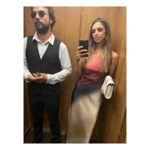 Elena Furiase Instagram - Hace 6 años una nochebuena, en Barcelona, este señor que tengo al lado me robó un beso. Yo estaba bastante mal por motivos de la vida, y ese beso me salvó. Así que aquí sigo, ligada a ese beso, celebrando cada día, cada minuto, cada segundo que paso a tu lado. Te quiero tanto @gonzalos.g feliz aniversario. 
(Sí, celebramos dos, el de boda y el de vida) ❤️🙌🏽
Será por eso que me gusta tanto la nochebuena…