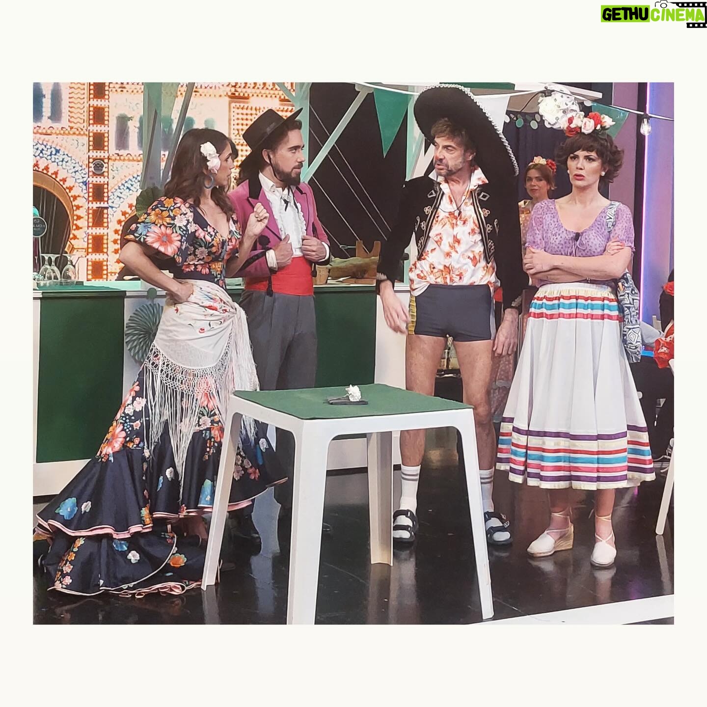 Elena Furiase - 11.1K Likes - Anoche los gallegos me llevaron a la feria de Sevilla⦠š
algo es algoā¦š·šŗ
Gracias @landrobertvg por hacerme reĆr, y a @robertovilar por ser siempre el mejor y āmaliciosoā anfitrión ā¤ļø
@evitaiglesias @miguel.canalejo š«¶š¾š«¶š¾
@muchoartemanagement