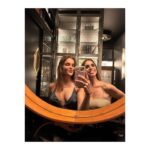 Elena Furiase Instagram - Hoy se termina de cerrar el círculo, la serie Mía es la venganza llega a su fin. Una serie que empezó en el caos y continuó en él hasta el fin de sus días; una serie a la que le faltó cariño y paciencia por parte de algunos, y a la que le sobró dedicación y esfuerzo por parte de otros. Se hizo lo que se pudo, o lo que nos dejaron, mejor dicho… gracias @juanleoncasting , @yosoychos y @nurietarucord por regalarme a Lucía, que me ha enseñado a ver la vida desde su perspectiva y muy lejos de la oscuridad que muchos creen. Gracias @alea_media y @aurora__guerra por confiar; a @jorge_coach por pulirnos cada mañana, y a todo el equipo que lo hacía posible!🙏🏽 y a mis tres ✨ @muchoartemanagement @sofiapedroche @ainhoaa.hernandez Pisar aquel plató cada día era un gusto, uno de los buenos. Fuimos una familia en la que podíamos andar descalzos por casa, y todos los días en vez de “holas” había abrazos. Sin duda de los mejores equipos con los que he trabajado y que, tened por seguro, os llevaré en mi corazón. 🥂Por la jefa, @lydiabosch 🧡, por toda esa gente que ha estado tarde tras tarde dándonos su audiencia y su apoyo,por mí, y por supuesto por todos mis compañer@s, os quiero. Mía es la venganza 🎬