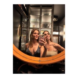 Elena Furiase Instagram - Hoy se termina de cerrar el círculo, la serie Mía es la venganza llega a su fin. Una serie que empezó en el caos y continuó en él hasta el fin de sus días; una serie a la que le faltó cariño y paciencia por parte de algunos, y a la que le sobró dedicación y esfuerzo por parte de otros. Se hizo lo que se pudo, o lo que nos dejaron, mejor dicho… gracias @juanleoncasting , @yosoychos y @nurietarucord por regalarme a Lucía, que me ha enseñado a ver la vida desde su perspectiva y muy lejos de la oscuridad que muchos creen. Gracias @alea_media  y @aurora__guerra por confiar; a @jorge_coach por pulirnos cada mañana, y a todo el equipo que lo hacía posible!🙏🏽 y a mis tres ✨ @muchoartemanagement @sofiapedroche @ainhoaa.hernandez 
Pisar aquel plató cada día era un gusto, uno de los buenos. Fuimos una familia en la que podíamos andar descalzos por casa, y todos los días en vez de “holas” había abrazos. Sin duda de los mejores equipos con los que he trabajado y que, tened por seguro, os llevaré en mi corazón. 🥂Por la jefa, @lydiabosch 🧡, por toda esa gente que ha estado tarde tras tarde dándonos su audiencia y su apoyo,por mí, y por supuesto por todos mis compañer@s, os quiero. 

Mía es la venganza 🎬