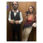 Elena Furiase Instagram – Hace 6 años una nochebuena, en Barcelona, este señor que tengo al lado me robó un beso. Yo estaba bastante mal por motivos de la vida, y ese beso me salvó. Así que aquí sigo, ligada a ese beso, celebrando cada día, cada minuto, cada segundo que paso a tu lado. Te quiero tanto @gonzalos.g feliz aniversario. 
(Sí, celebramos dos, el de boda y el de vida) ❤️🙌🏽
Será por eso que me gusta tanto la nochebuena…
