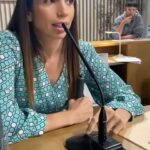 Elena Furiase Instagram - Hoy se termina de cerrar el círculo, la serie Mía es la venganza llega a su fin. Una serie que empezó en el caos y continuó en él hasta el fin de sus días; una serie a la que le faltó cariño y paciencia por parte de algunos, y a la que le sobró dedicación y esfuerzo por parte de otros. Se hizo lo que se pudo, o lo que nos dejaron, mejor dicho… gracias @juanleoncasting , @yosoychos y @nurietarucord por regalarme a Lucía, que me ha enseñado a ver la vida desde su perspectiva y muy lejos de la oscuridad que muchos creen. Gracias @alea_media y @aurora__guerra por confiar; a @jorge_coach por pulirnos cada mañana, y a todo el equipo que lo hacía posible!🙏🏽 y a mis tres ✨ @muchoartemanagement @sofiapedroche @ainhoaa.hernandez Pisar aquel plató cada día era un gusto, uno de los buenos. Fuimos una familia en la que podíamos andar descalzos por casa, y todos los días en vez de “holas” había abrazos. Sin duda de los mejores equipos con los que he trabajado y que, tened por seguro, os llevaré en mi corazón. 🥂Por la jefa, @lydiabosch 🧡, por toda esa gente que ha estado tarde tras tarde dándonos su audiencia y su apoyo,por mí, y por supuesto por todos mis compañer@s, os quiero. Mía es la venganza 🎬