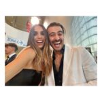 Elena Furiase Instagram - Anoche celebramos la décima edición de los premios @editorialcirculorojo . 🔴📖 Una gala bonita, súper bien llevada por los presentadores, y muy emotiva. Tuve la suerte de entregar uno de los premios con el que, posiblemente, fue mi hermano “shico” en otra vida 😂… seguro! @ibrahimalshamij y en esta lo está siendo un poco también. Gracias compañero! #premioscirculorojo2023
