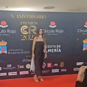 Elena Furiase Instagram - Anoche celebramos la décima edición de los premios @editorialcirculorojo . 🔴📖
Una gala bonita, súper bien llevada por los presentadores, y muy emotiva. Tuve la suerte de entregar uno de los premios con el que, posiblemente, fue mi hermano “shico” en otra vida 😂… seguro! @ibrahimalshamij y en esta lo está siendo un poco también. Gracias compañero! 

#premioscirculorojo2023