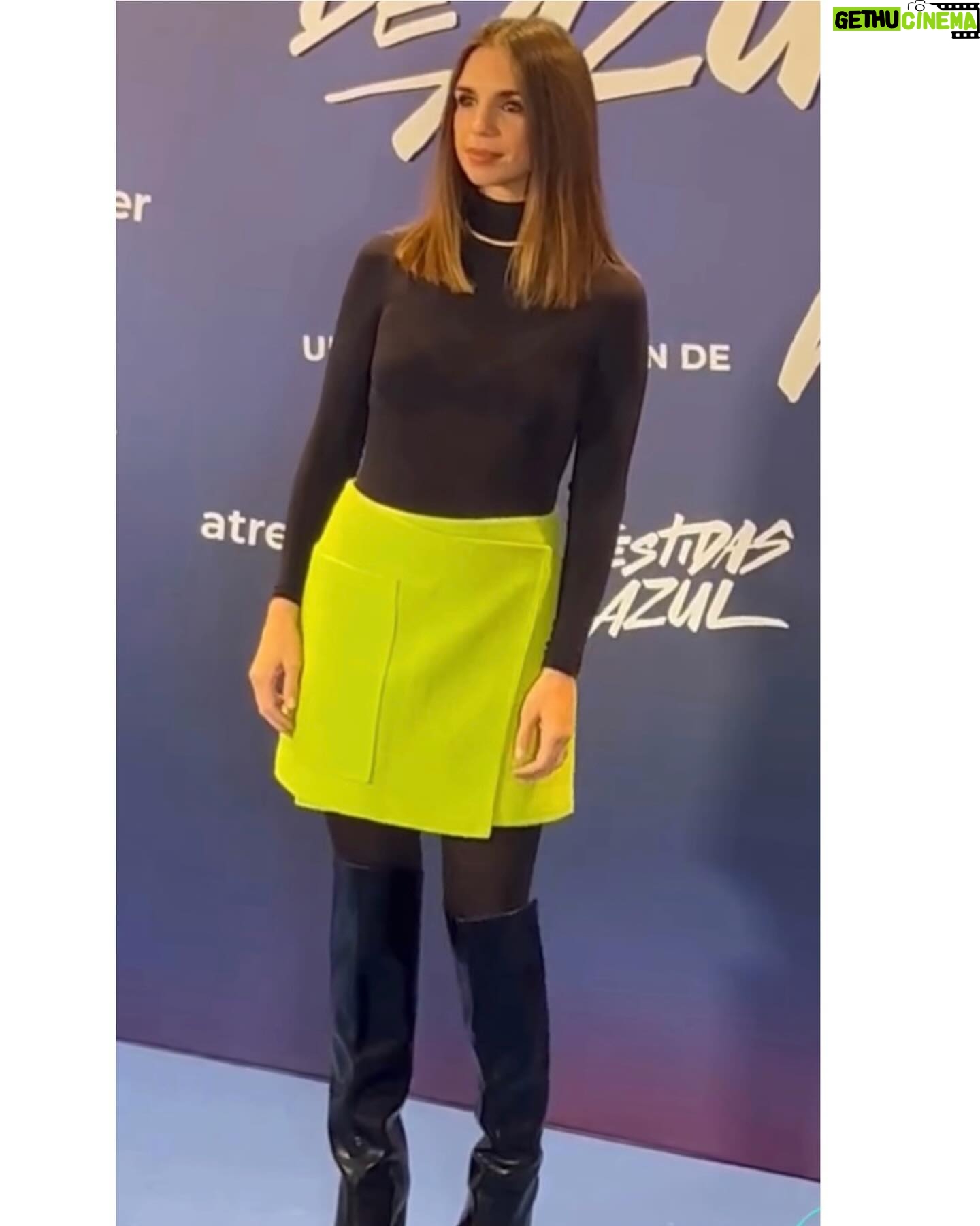 Elena Furiase Instagram - No me pudo gustar más “Vestidas de Azul” que serie tan necesaria, tan real… impresionante todo el elenco, pero mi aplauso va, sobretodo, a esas pedazo de mujeres valientes, grandes actrices y a las supervivientes de una época llena de odio. Enhorabuena a todo el equipo y a VOSOTRAS!👏🏽👏🏽 No quiero hacer spoiler 🚫 pero me llevé un sorpresón en el capítulo 2: “Tamara”…❤️ @atresplayer @javviercalvo @soyambrossi y a todo el equipo de directores y directoras! **************************** @capelliercapellier @samsoesamsoe @wolford @hm @valytyplace @pdpaola_jewelry @muchoartemanagement @sofiapedroche