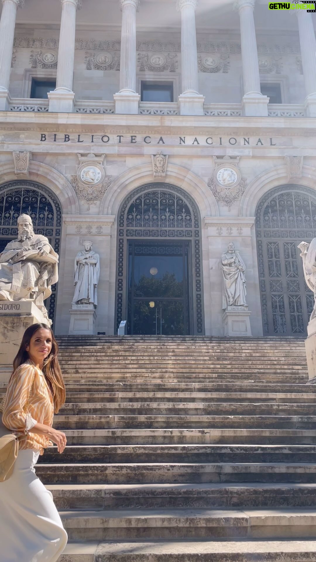 Elena Furiase - 9.3K Likes - ¡Qué mañana tan bonita! Qué alegría y que honor poder tener a “OleOle” en la Biblioteca Nacional de Madrid con esta exposición: “Si me queréis, ¡venirse! No tengo palabras para agradecer a todas las personas que han hecho esto posible, a todos los departamentos de la biblioteca, los comisarios de arte, la directora de patrimonio, los diseñadores y un etc extensísimo. Habéis conseguido plasmar a una Lola trascendente, valiente, moderna…
Os invito a que os paséis a conocer esta exposición, que desde luego os merecerá mucho la pena,
penita, pena …😅
DISPONIBLE DESDE ESTA TARDE HASTA EL 21 DE ENERO DE 2024. (Día de su cumpleaños, por cierto)
Gracias de corazón ♥️ @bne_biblioteca
#simequereisvenirse
