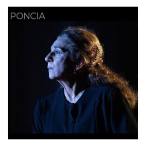 Elena Furiase Instagram - La primera vez que te vi te puse: “Poncia Flores”, porque no tengo claro quién se apodera de quién cada tarde. 
Apenas pestañeé, incluso me atrevería a jurar que, en algunos momentos, me quedé sin respiración. Verte siendo como yo siempre te vi, una dama del teatro, dueña y señora del escenario. Declamando a Lorca con un texto perfectamente acomodado por @luisluquecabrera lleno de verdad, de dolor, de fuerza y de libertad.

Siempre haces que quiera subirme de nuevo “al estrado” donde el mañana desaparece y solo importa el presente, al que jamás abandoné pero sí eché a un lado después de aquello, al que volveré; no prometo que sea con tu garra, ni tu empaque, pero sí con tu admiración, con tu empuje y tu inspiración a mi lado. 

La casa de Bernarda Alba se huele en cada curva de tu piel, en cada gesto que te sale de forma natural. 
Federico, genio y maestro eterno, espero que, allá donde estés, te revuelvas de gozo y orgullo entre las mismas sábanas de seda que forman la oscura y alargada casa de Bernarda. 

Poncia está viva, más viva que nunca, igual que tú, mamá, gigante. @lolitafoficial