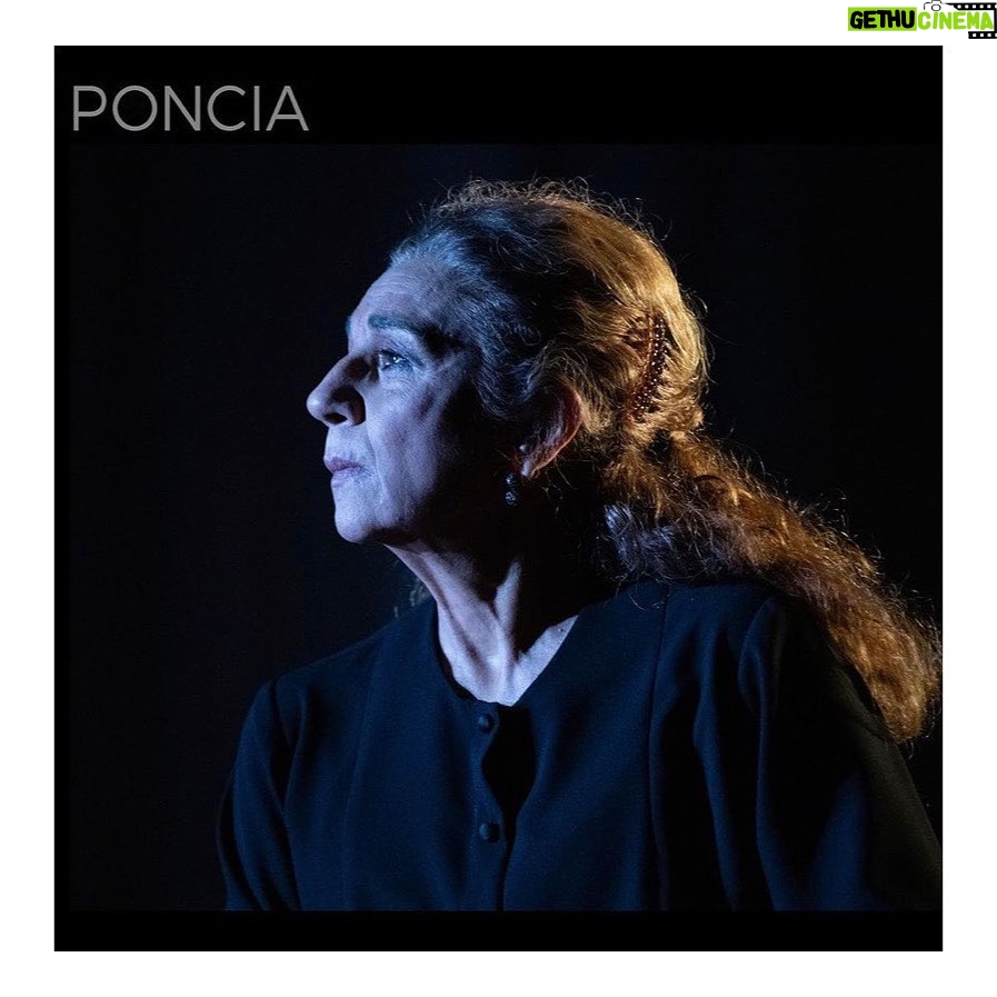 Elena Furiase - 10.7K Likes - La primera vez que te vi te puse: āPoncia Floresā, porque no tengo claro quiĆ©n se apodera de quiĆ©n cada tarde.
Apenas pestaƱeĆ©, incluso me atreverĆa a jurar que, en algunos momentos, me quedĆ© sin respiración. Verte siendo como yo siempre te vi, una dama del teatro, dueƱa y seƱora del escenario. Declamando a Lorca con un texto perfectamente acomodado por @luisluquecabrera lleno de verdad, de dolor, de fuerza y de libertad.
Siempre haces que quiera subirme de nuevo āal estradoā donde el maƱana desaparece y solo importa el presente, al que jamĆ”s abandonĆ© pero sĆ echĆ© a un lado despuĆ©s de aquello, al que volverĆ©; no prometo que sea con tu garra, ni tu empaque, pero sĆ con tu admiración, con tu empuje y tu inspiración a mi lado.
La casa de Bernarda Alba se huele en cada curva de tu piel, en cada gesto que te sale de forma natural.
Federico, genio y maestro eterno, espero que, allƔ donde estƩs, te revuelvas de gozo y orgullo entre las mismas sƔbanas de seda que forman la oscura y alargada casa de Bernarda.
Poncia estÔ viva, mÔs viva que nunca, igual que tú, mamÔ, gigante. @lolitafoficial