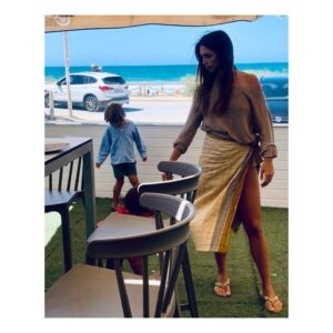 Elena Furiase Instagram - No es nuestra mejor foto, estaba en el carrete pasando desapercibida entre todas las demás, y me ha parecido especial. #miniño #Noah 🌱#miniña #Nala 
Además la foto la hizo @lolitafoficial y eso la hace aún más bonita.