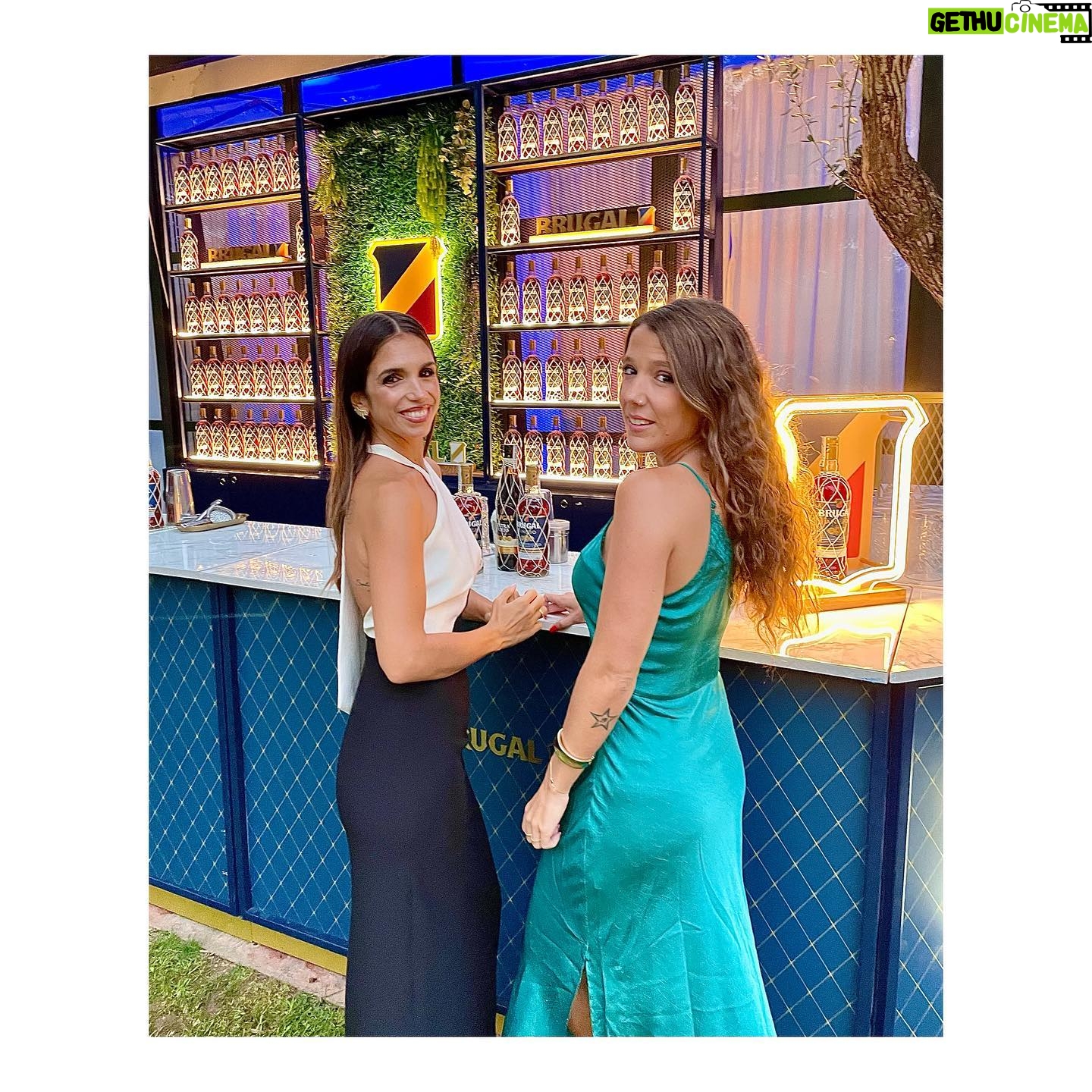 Elena Furiase Instagram - Hace unos días pude celebrar la amistad verdadera con dos grandes amigas de la mano de @ronbrugal_es con buena comida, música y sobretodo buena compañía. Gracias brugal por una noche llena de emociones. ✨ #BrugalAmistadVerdadera 🍹 #publi