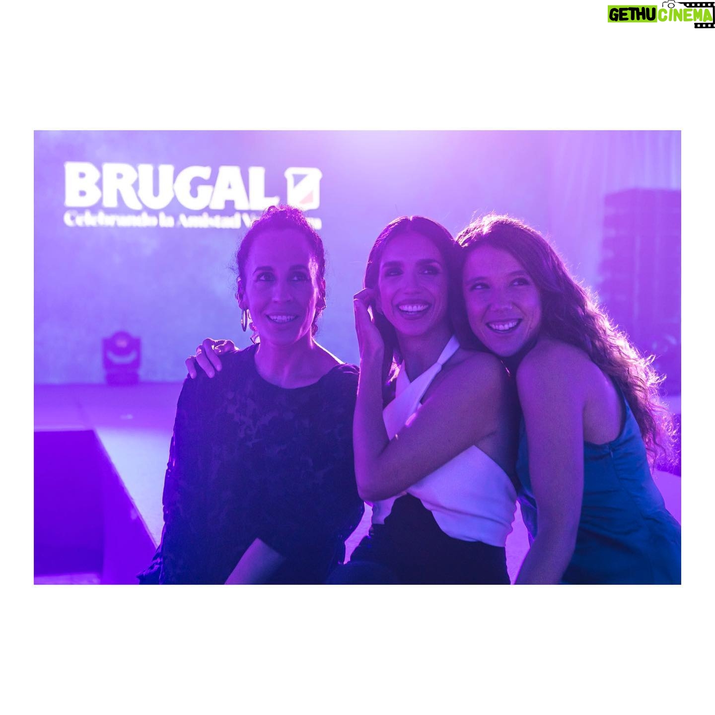 Elena Furiase Instagram - Hace unos días pude celebrar la amistad verdadera con dos grandes amigas de la mano de @ronbrugal_es con buena comida, música y sobretodo buena compañía. Gracias brugal por una noche llena de emociones. ✨ #BrugalAmistadVerdadera 🍹 #publi