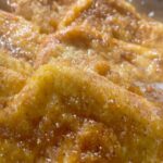 Elena Furiase Instagram - Hace un par de años aprendí a hacer torrijas, gracias a la tradición que Milagros Pérez, abuela de mi marido, instauró en su familia, como en muchas 😂. Sus torrijas eran únicas! Yo, intentando seguir la tradición me aventuré, y la cosa salió bien!🤞🏽. Esta semana es la segunda vez que las hago, la primera causó sensación 🤤, veremos si esta segunda está a la altura. Por ti Milita 🕊️. (El paso del huevo no sale, pero está 🥚, y el pan que me gusta más es el brioche o el de barra pero no tenía 🙄) Y no pongo la receta, porque no tiene mucho misterio y en toda casa alguien sabe hacer torrijas seguro 😉 Además cada maestrillo tiene su librillo…📖