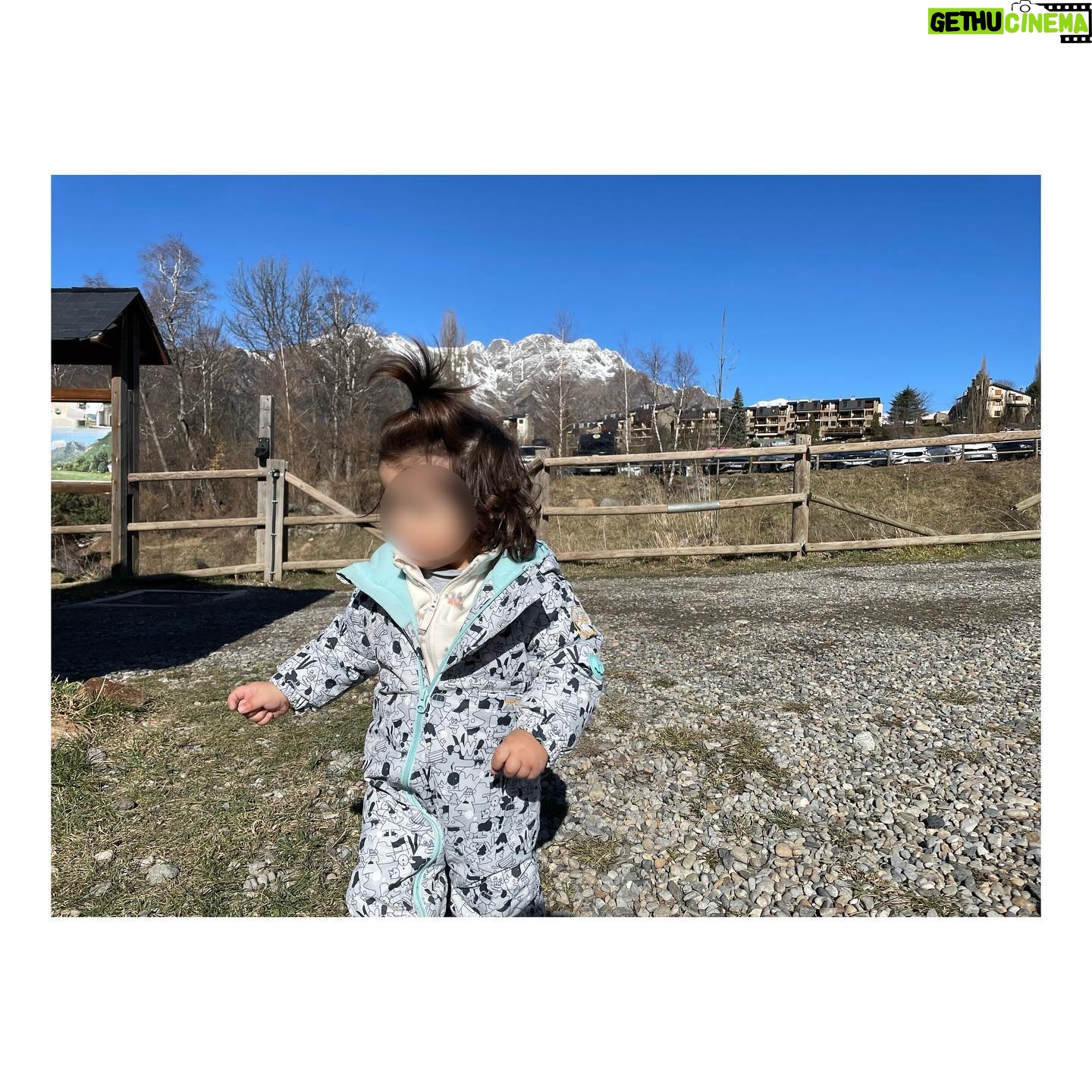 Elena Furiase Instagram - Este fin de semana ha sido la primera vez de muchos… la primera vez de Noah en la montaña, la primera vez de Nala en la nieve, mi primera vez en un ambiente de esquí, la primera vez de Gonzalo esquiando con hijos…😅 y por supuesto no podíamos dejar de visitar a la “Pilarica” porque sin ser yo muy devota de vírgenes y santos, esta es especial… al menos para nosotros. Además nada me gusta más arquitectónicamente que una basílica, iglesia, o catedral…¡Qué suerte de familia la que me ha tocado…! 1.Nala observando el agua, que es lo que MÁS le gusta😂 y yo enloquecida con la montaña del fondo. 2. Noah y Papá… “snowrules” 🤙🏽 3.Por mucha nieve que hubiese… donde haya unas buenas piedras…🤔 media hora estuvimos tirando piedritas 4. Preparado, listo…? 5 y 6. Noah en plena acción siempre bajo la mirada de su “palino” @mielsierra y toda la retaguardia familiar que llevaba detrás 🫡 7. Unas buenas migas, “pa ellos” por qué a mí mucho… no me gustan..☹️ 8. La guinda del pastel! #familytrip