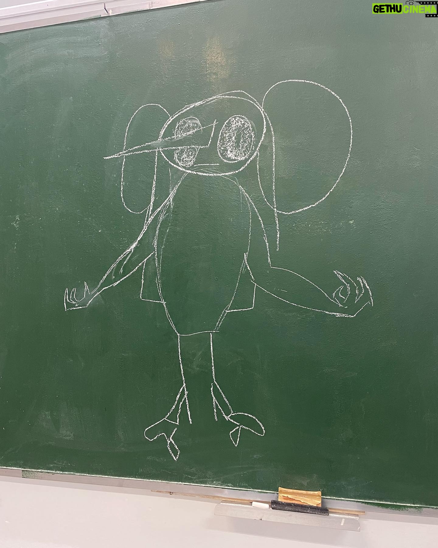 Elena Furiase Instagram - Ayer pudimos presentar “El mundo secreto de Árbal” (@editorialcirculorojo ) en nuestro cole!!!! @colegiomadrid.fstamaria estábamos tan nerviosas… y tan emocionadas. Qué importante es la etapa escolar y qué suerte la nuestra, que fuimos tan felices. Seguimos adelante, haciendo presentaciones e intentando acercar el libro a tod@s!🧚🏻 POR CIERTO NO QUERÍA DECIR “INVOLUCRADO” sino “INTEGRADO”… la emoción…🤓 🔊Seguimos gestionando Barcelona, Málaga y Sevilla 🔊MIENTRAS, OS ESPERAMOS EL SÁBADO 28 en la librería GIRASOL en la urb. SANTO DOMINGO. A las 12.00 📖🌳🧌 @bluesoul_magic ❤️ @elenafuriase