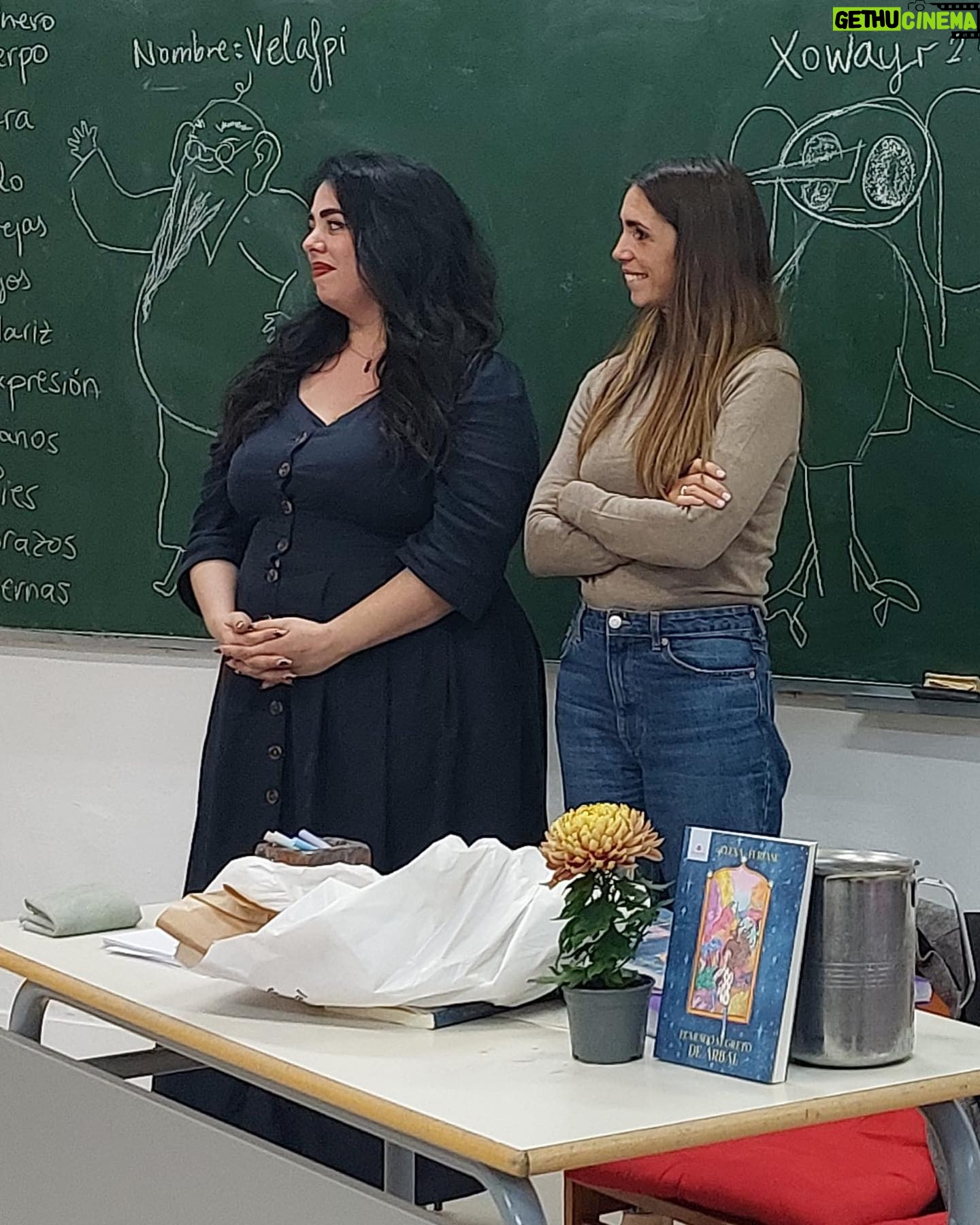 Elena Furiase Instagram - Ayer pudimos presentar “El mundo secreto de Árbal” (@editorialcirculorojo ) en nuestro cole!!!! @colegiomadrid.fstamaria estábamos tan nerviosas… y tan emocionadas. Qué importante es la etapa escolar y qué suerte la nuestra, que fuimos tan felices. Seguimos adelante, haciendo presentaciones e intentando acercar el libro a tod@s!🧚🏻 POR CIERTO NO QUERÍA DECIR “INVOLUCRADO” sino “INTEGRADO”… la emoción…🤓 🔊Seguimos gestionando Barcelona, Málaga y Sevilla 🔊MIENTRAS, OS ESPERAMOS EL SÁBADO 28 en la librería GIRASOL en la urb. SANTO DOMINGO. A las 12.00 📖🌳🧌 @bluesoul_magic ❤️ @elenafuriase