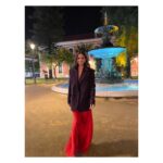 Elena Furiase Instagram - Anoche, en Huelva, se celebró la 3ª edición de los Premios Carmen pero para mí fue la primera… y lo pasé tan bien y me hicieron sentir tan parte de Andalucía (como realmente me siento 😅) que espero que no haya sido la última. Gracias, gracias @acacineandaluz ✨ y @muchoartemanagement 🫂 Además entregué dos premios con la presiossiisima @kiramiro ❤️ Una noche que me la guardo pa’ mí! ::::::::::::::::::::::::::::: @pedrodelhierro_official el look era…😍 @diorbeauty y @jclorabeauty GRACIAS @mdepaulet ✨ @capelliercapellier mi Top!