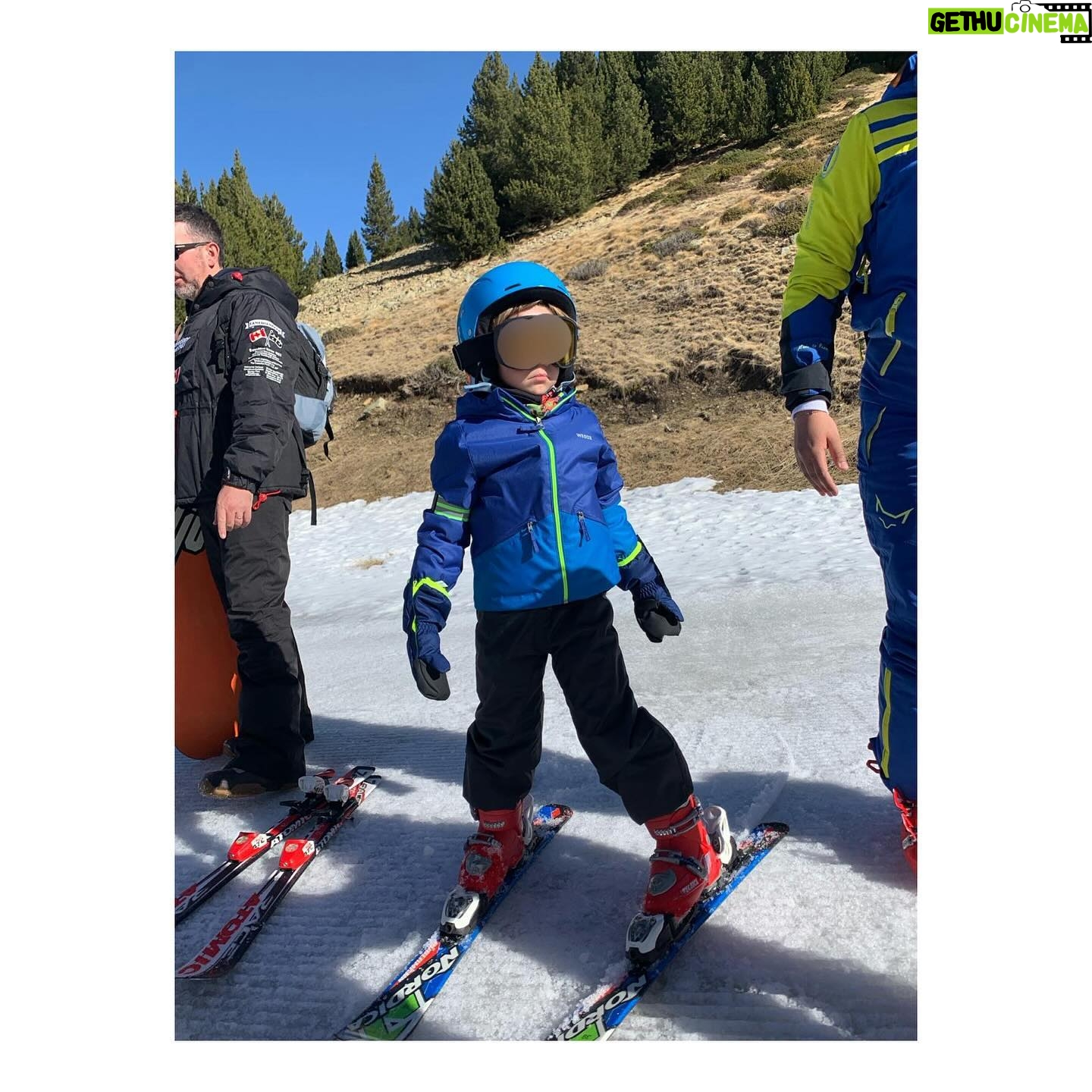 Elena Furiase Instagram - Este fin de semana ha sido la primera vez de muchos… la primera vez de Noah en la montaña, la primera vez de Nala en la nieve, mi primera vez en un ambiente de esquí, la primera vez de Gonzalo esquiando con hijos…😅 y por supuesto no podíamos dejar de visitar a la “Pilarica” porque sin ser yo muy devota de vírgenes y santos, esta es especial… al menos para nosotros. Además nada me gusta más arquitectónicamente que una basílica, iglesia, o catedral…¡Qué suerte de familia la que me ha tocado…! 1.Nala observando el agua, que es lo que MÁS le gusta😂 y yo enloquecida con la montaña del fondo. 2. Noah y Papá… “snowrules” 🤙🏽 3.Por mucha nieve que hubiese… donde haya unas buenas piedras…🤔 media hora estuvimos tirando piedritas 4. Preparado, listo…? 5 y 6. Noah en plena acción siempre bajo la mirada de su “palino” @mielsierra y toda la retaguardia familiar que llevaba detrás 🫡 7. Unas buenas migas, “pa ellos” por qué a mí mucho… no me gustan..☹️ 8. La guinda del pastel! #familytrip